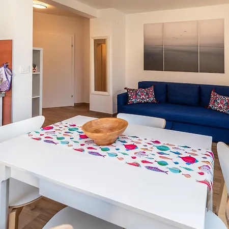 Milena-airconditioning & Private Parking Apartment *