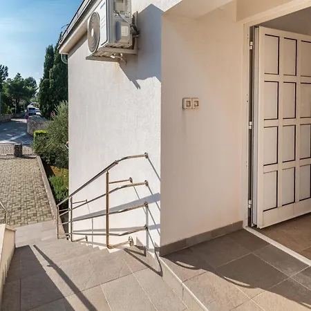 Milena-airconditioning & Private Parking Apartment Punat