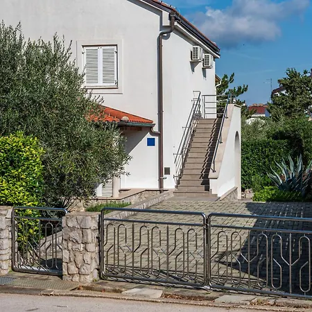 Milena-airconditioning & Private Parking Apartment