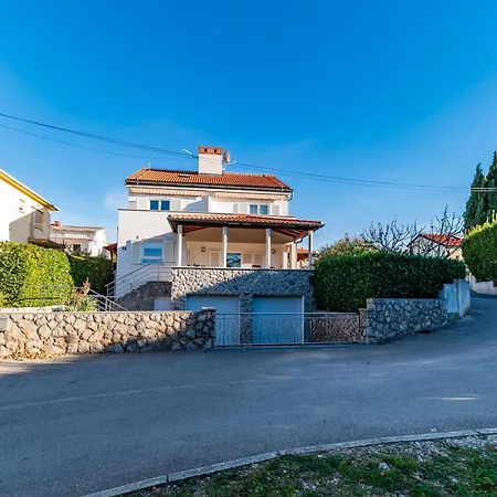 Milena-airconditioning & Private Parking Punat