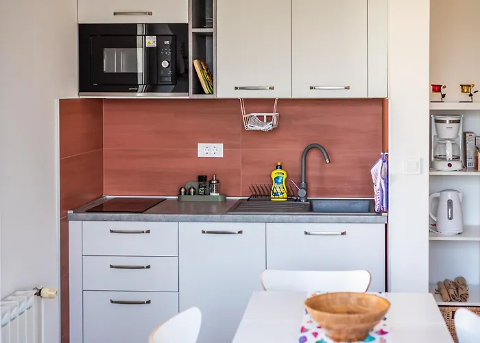 Milena-airconditioning & Private Parking *