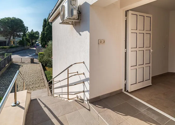 Milena-airconditioning & Private Parking Apartament Punat